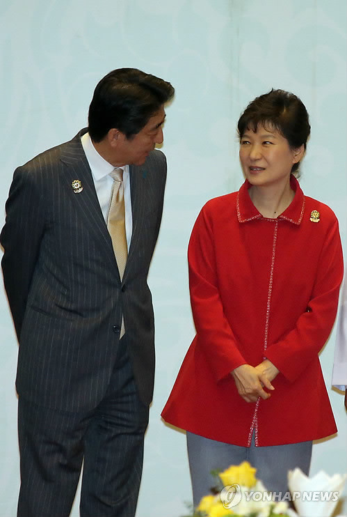 지난해 11월 '아세안(ASEAN)+3 정상회의'에서 만난 박 대통령과 아베 총리. ⓒ 사진 연합뉴스
