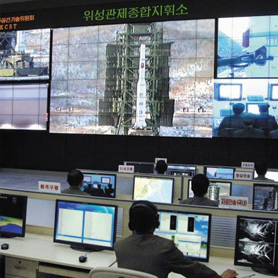 ▲ 북한이 로켓 발사 기지를 새로 건설한 것으로 알려졌다. 사진은 과거 평양 인근에서 운영하던 위성관제종합지휘소 내부 모습. ⓒ北선전매체 화면캡쳐
