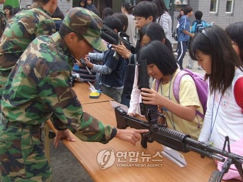 ▲ 육군의 부대개방 방문행사에 참여한 초등학생들  ⓒ연합뉴스