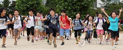 ▲ 방과 후 운동장을 달리고 있는 초등학생들 ⓒ연합뉴스