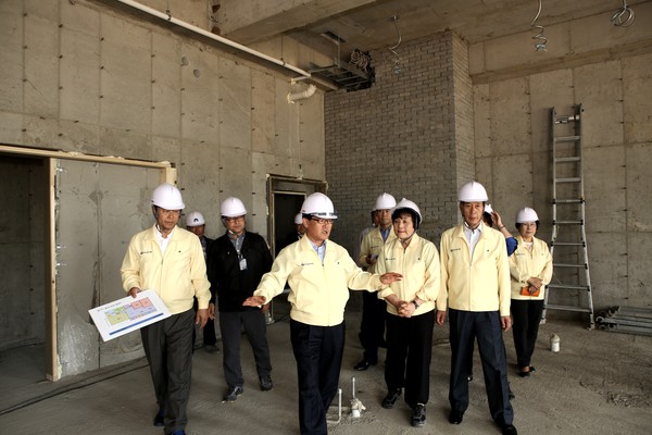 ▲ 칠곡군 백선기 군수가 안전 취약시설에 대한 안전점검을 실시하고 안전위협 오소가 제거될때까지 지속적으로 관리해 나갈 방침이라고 밝혔다.ⓒ칠곡군 제공