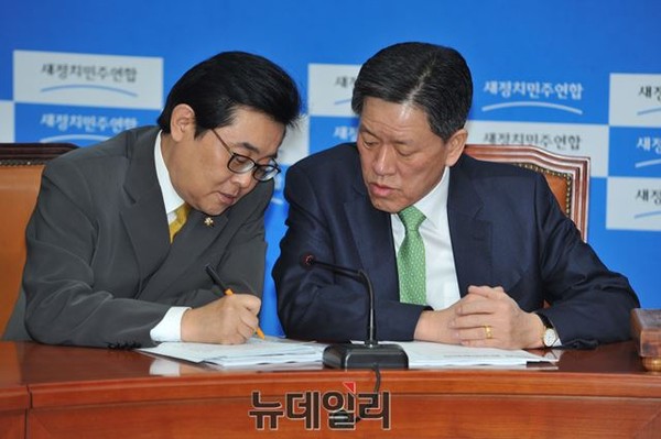 ▲ 새정치민주연합 최고위원회의 도중 주승용 최고위원과 전병헌 최고위원이 무언가를 논의하고 있다. ⓒ뉴데일리 이종현 기자