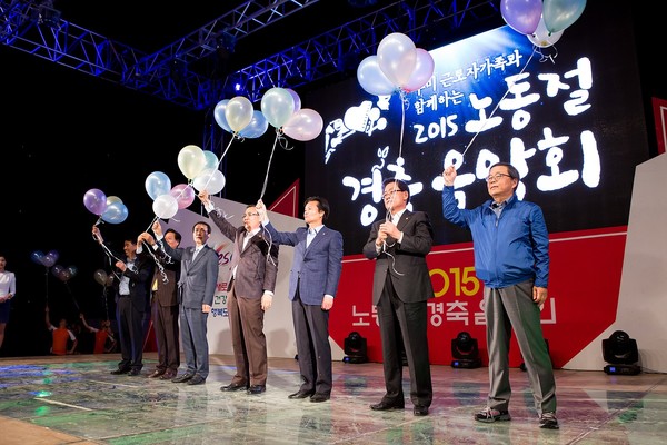 ▲ 구미시는 지난 2일 구미동락공원 광장에서 지역 노사민정협의체, 노사대표, 근로자 가족 등 3000여명이 참여한 가운데 ‘2015 노동절 경축음악회’를 열었다.ⓒ구미시 제공