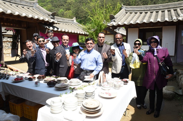 ▲ 4일 국방대학교에서 공부중인 외국군인들이 가족과 함께 문경전통찻사발축제장을 찾았다. ⓒ문경시 제공