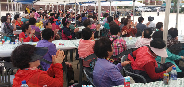 ▲ 경산시가 가정의 달 5월을 맞아 어르신들의 건강과 행복을 기원하고 경로효친 사상을 실천하는 분위기를 조성하기 위한 나눔 실천에 나섰다.ⓒ경산시 제공