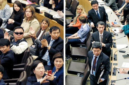 ▲ 지난 30일 뉴욕 유엔 본부에서 열린 북한인권간담회에서 리성철 참사관 등 북한 유엔대표부 직원 3명이 발언권도 없이 막무가내로 ‘탈북자들은 조국을 버린 배신자들’ 등의 내용이 담긴 성명서를 읽고 쫓겨나다시피 퇴장하고 있다(오른쪽). 그러자 이들의 돌발 행동을 비난하던 탈북자들이 박수를 치고 있다. 스마트폰으로 사진을 찍는 인지연 북통모 대표(왼쪽). /조선일보 사진=뉴데일리 특약