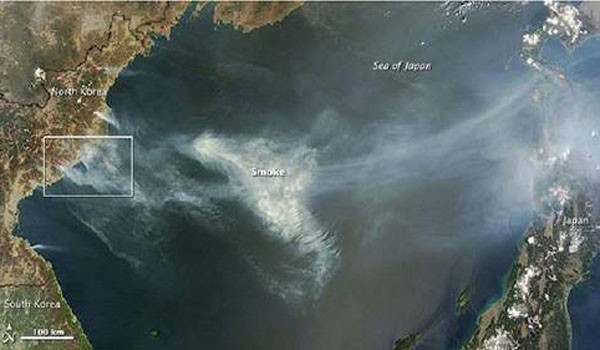 ▲ 美기상전문매체 '더 웨더'가 공개한 NASA의 北산불 위성사진. 산불에서 나온 연기가 일본 북부까지 뒤덮고 있다. ⓒ美 더 웨더 공개사진 캡쳐