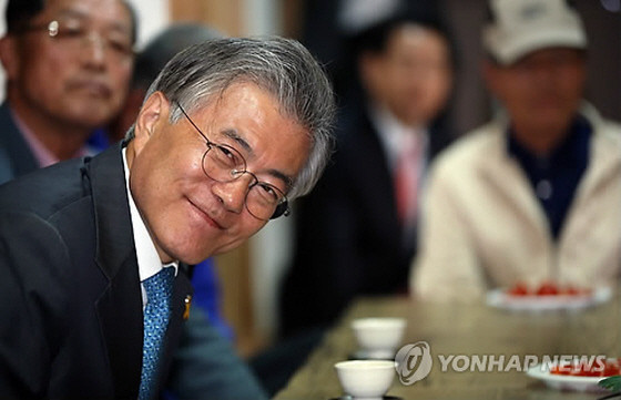 ▲ 새정치민주연합 문재인 대표가 4일 광주로 향해, 서창동 발산마을회관에서 회초리를 때려 달라면서 환하게 웃고 있다. ⓒ연합뉴스 사진DB