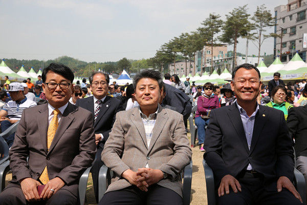 ▲ 사진 왼쪽부터 황재천 세계유교문화재단 대표, 박노욱 군수,황재현 군의회의장ⓒ뉴데일리 김형만 기자