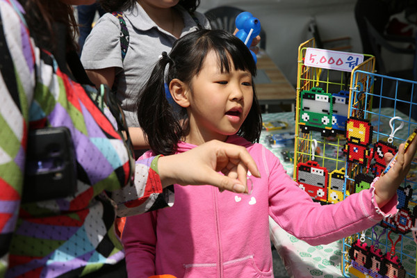 ▲ 부모 손잡고 축제장을 찾은 어린이가 캐릭터 모형을 보고 있다.ⓒ김형만 기자 뉴데일리