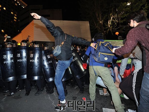 ▲ 막아선 경찰에 발차기하는 시위대. ⓒ뉴데일리 정재훈 기자