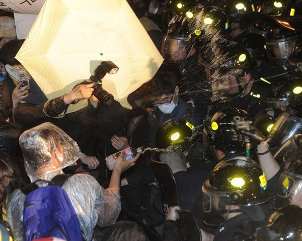 ▲ 근로자의 날인 1일 오후 민주노총과 세월호 유가족들이 서울 도심에서 도로를 점거하고 경찰의 해산명령에 불응, 청와대 방면으로 행진하려다 이를 저지하는 경찰의 장비를 탈취하며 격렬히 저항하고 있다. ⓒ뉴데일리 정재훈 기자