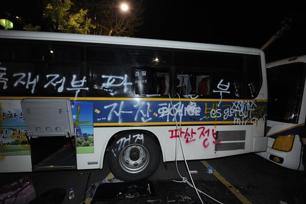 ▲ 시위대에 의해 파손된 경찰버스. 내부의 경찰장비 등도 도난당했다. ⓒ뉴데일리 정재훈 기자