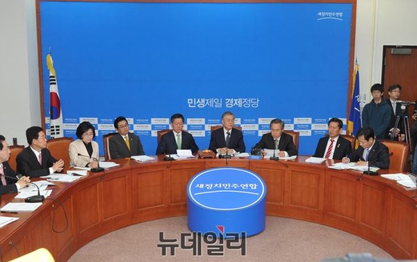 ▲ 새정치민주연합 최고위원회의. 문재인 대표를 중심으로 오른편에 앉은 주승용·전병헌·유승희 최고위원은 민심을 겸허히 받아들이고 당의 혁신을 주문하는 반면 왼편에 앉은 정청래·오영식 최고위원은 막무가내로 문재인 체제를 감싸고 돌기만 하고 있다는 지적이다. ⓒ뉴데일리 이종현 기자