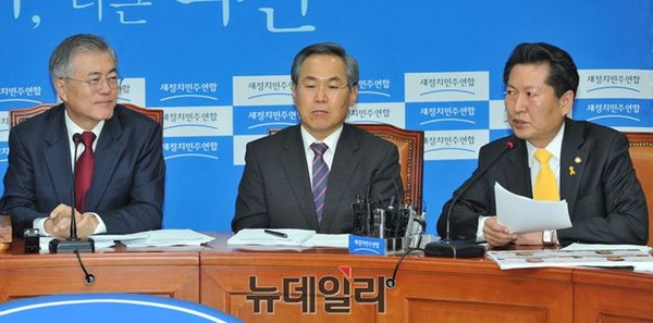 ▲ '난 너만 믿어' 새정치민주연합 최고위원회의 도중 문재인 대표가 발언하는 정청래 최고위원을 바라보며 미소짓고 있다. 최근 정청래 최고위원은 민심의 겸허한 수용과 당의 혁신을 주문하는 목소리를 향해 무차별적인 포격을 가하고 있다는 지적이다. ⓒ뉴데일리 이종현 기자