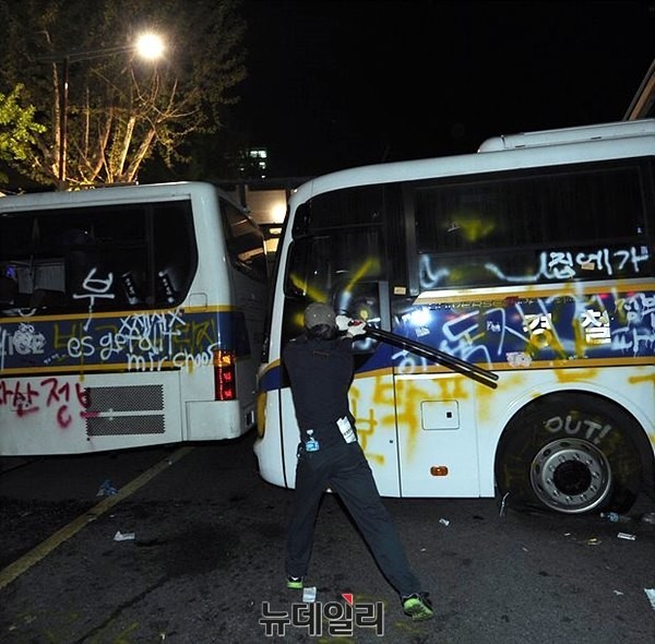지난 1일 밤, 민주노총과 좌파단체들이 서울지하철 안국역 현대건설 빌딩 앞 사거리에서 청와대 행진을 명목으로 도로를 불법 점거한 채, 경찰과 극심한 몸싸움을 벌였다. 시위대가 경찰버스를 향해 준비한 쇠파이프를 휘두르고 있다. ⓒ 뉴데일리 정재훈 기자