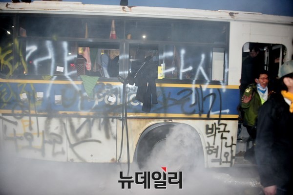 지난달 18일 서울 광화문광장 일대서 벌어진 세월호 폭력시위로 파손된 경찰버스. ⓒ 뉴데일리 이종현 기자