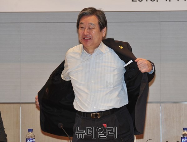 ▲ 김무성 새누리당 대표가 지난달 14일 오전 서울 여의도 전경련회관에서 열린 [새누리당-전경련 정책간담회]에 참석해 겉옷을 벗고 있다.ⓒ뉴데일리DB