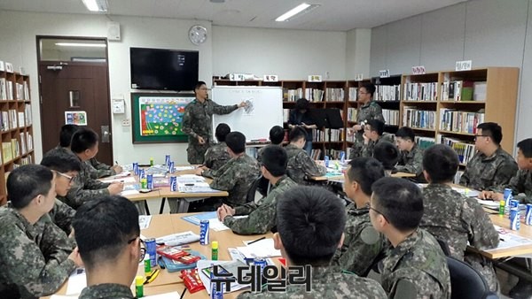 ▲ 국방부 국군심리전단에서 6일 오전 'NIE교육기법'을 활용한 새로운 정신교육이 진행되고 있다. ⓒ뉴데일리 윤진우 기자