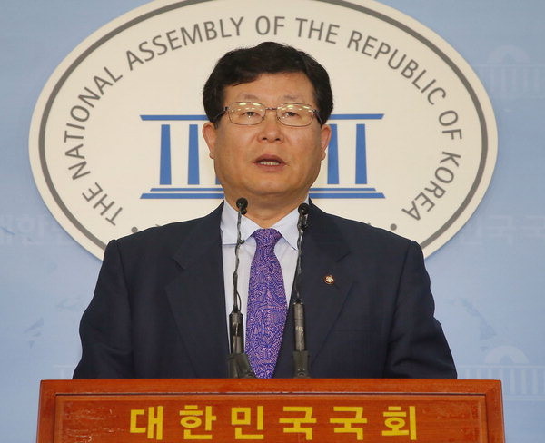 ▲ 새정치민주연합 설훈 의원이 4일 국회 정론관에서 원내대표 출마 기자회견을 하고 있다. ⓒ연합뉴스