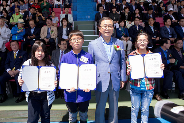 ▲ 구미시는 모범어린이 13명에게 시상을 했다.ⓒ구미시 제공