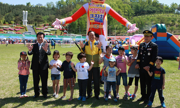 ▲ 의성군은 의성종합운동장에서 “함께 나누며 자라는 우리들”이란 주제로 어린이날 큰 잔치를 열었다.ⓒ의성군 제공