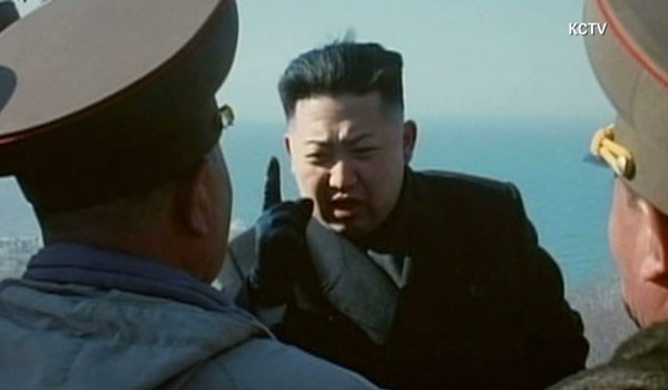 "글쎄, 다른 말 필요없고, 무조건 잡아오라니까?" 김정은이 김정일 생일에 탈북한 세 가족을 무조건 잡아오라는 지시를 내렸다고 '자유아시아방송'이 보도했다. ⓒ北선전매체 캡쳐