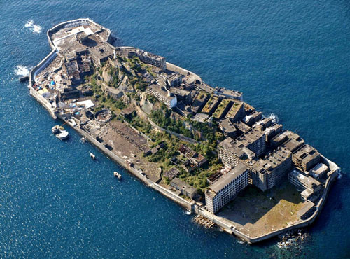 ▲ 일명 '군함도'라고도 불리는 하시마 섬. 2차 세계대전 당시 일제가 요새화한 섬이다. 일본 정부는 이곳도 유네스코 세계유산으로 등재해 달라고 신청했다. ⓒ위키피디아 공개사진