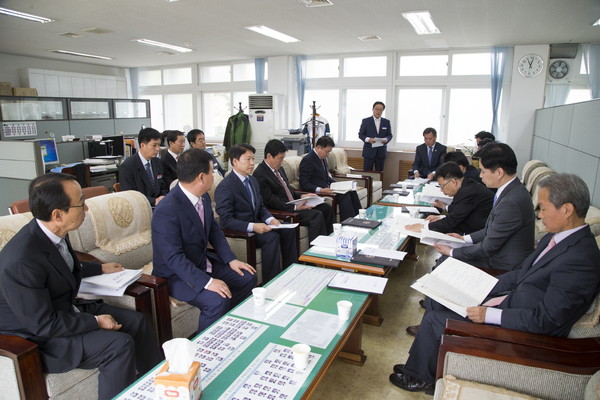 ▲ 경북도의회는 6일 2014 회계연도 세입세출예산 운영 전반에 대한 검사를 할 결산검사위원 9명에게 위촉장을 수여했다. 이들은 오는 5월 30일까지 활동하며 경북도 예산운영 전반에 대한 검사를 펼친다.ⓒ경북도의회 제공