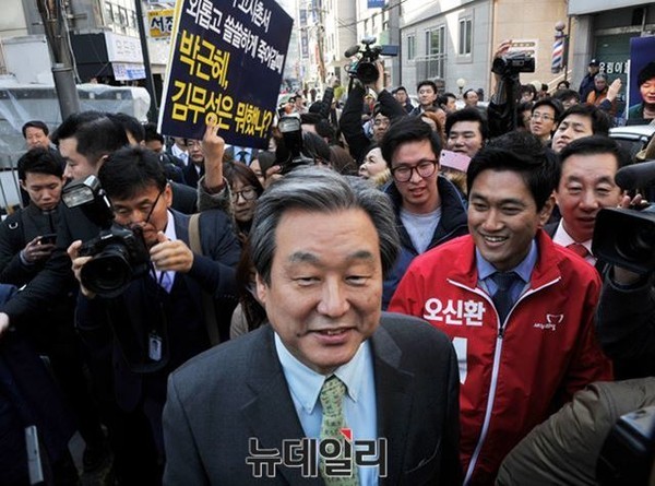 ▲ 새누리당 김무성 대표가 지난달 23일 오후 서울 관악구 신린동 고시촌에서 청년들과 타운홀 미팅을 갖기 위해 행사장으로 이동하는 중 시위대가 김 대표를 둘러싸고 피켓 시위를 하고 있다. ⓒ뉴데일리 DB