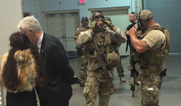 ▲ 텍사스 갈란드에서 일어난 '무함마드 만평 전시회' 습격 직후 현장을 지키는 경찰 SWAT 대원들. ⓒ美CNN 관련보도 화면캡쳐