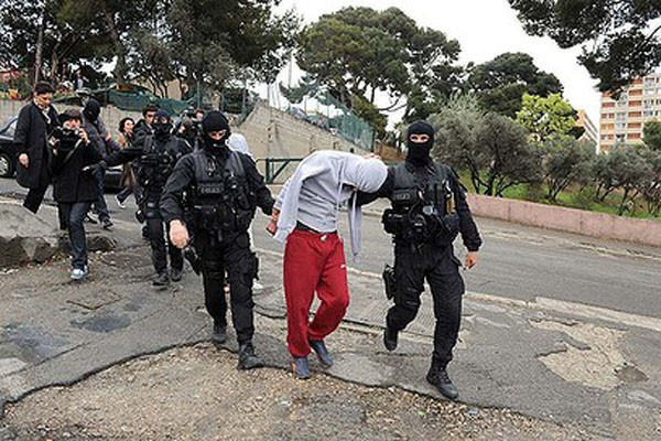 ▲ 2012년 4월 테러 용의자들을 체포하는 프랑스 특수부대 요원들. ⓒ옵티스링크페스트 블로그 캡쳐