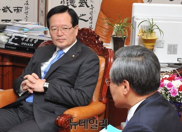 정의화 국회의장이 새정치민주연합 우윤근 원내대표의 말을 경청하고 있다. ⓒ뉴데일리 이종현 기자