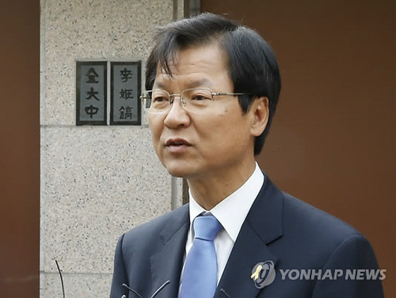 ▲ 무소속 천정배 의원이 6일 서울 동교동 DJ 사저를 예방하고 나오는 길에 취재진의 질문에 답하고 있다. ⓒ연합뉴스 사진DB