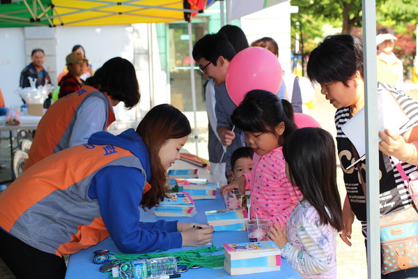 ▲ 한전 대구경북본부가 어린이날인 5일 대구 황금동 어린이회관에서 어린이 대상으로 한 봉사활동을 펼쳤다.ⓒ한전 대구경북본부 제공