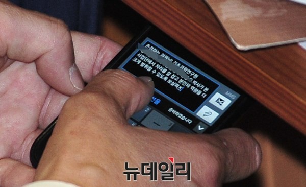 ▲ ⓒ새누리당 A의원이 6일 오후 여야가 공무원연금 개혁안의 최종 조율을 위해 긴박한 협상을 벌이는 와중 인사청탁 문자를 보내고 있다.