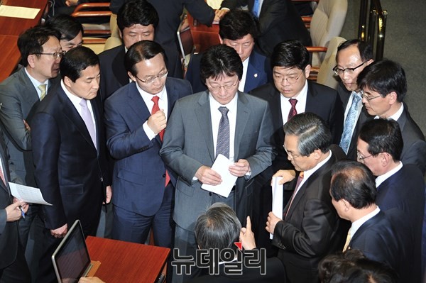 ▲ ⓒ 6일 오후 여야 지도부가 공무원연금 개혁안의 최종 조율을 위해 긴박한 협상을 벌이고 있다.