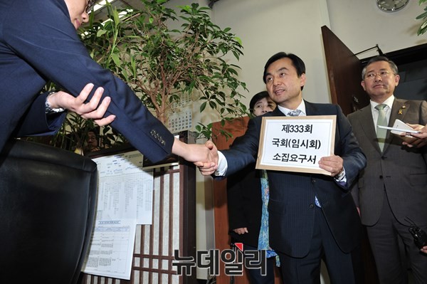 ▲ 새정치민주연합 안규백 원내수석부대표가 6일 저녁 10시 무렵 국회 의안과에 5월 임시회 소집요구서를 제출하고 있다. ⓒ뉴데일리 이종현 기자