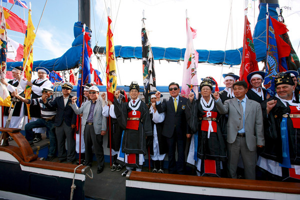 ▲ 울진군은 독도역사 바로 알리기 수토사 뱃길 재현 행사를 마련했다.ⓒ울진군 제공
