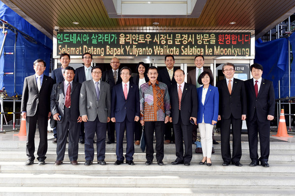 ▲ 방문단과 기념촬영을 하고있다.ⓒ문경시 제공