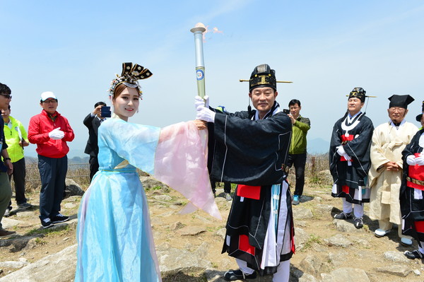 ▲ 소백산에서 칠선녀에 의해 채화된성화가 장욱현 시장에게 전달되고 있다.ⓒ영주시 제공