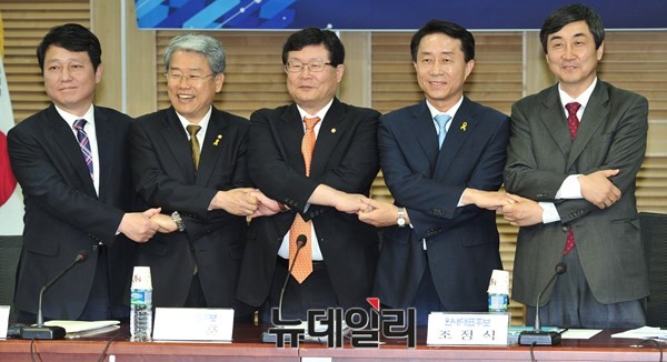 ▲ 새정치민주연합 원내대표 경선 출마자들이 서로 손을 맞잡고 있다. 사진 맨 오른쪽이 이종걸 신임 원내대표. ⓒ뉴데일리 이종현 기자