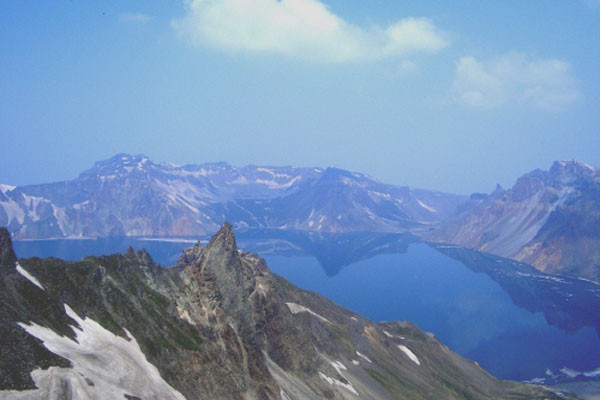 ▲ 백두산 천지의 모습. 칼데라 분지에 들어 있는 물이 20억 톤에 이른다고 한다. 백두산이 폭발하게 되면 이 물이 뜨거운 수증기로 변해 큰 피해를 일으킬 수 있다. ⓒ통일부 산하 통일교육원 포토갤러리