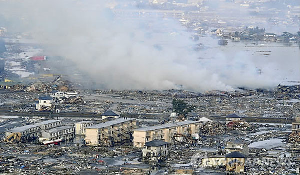 ▲ 2011년 3월 日도호쿠 대지진 이후의 피해 상황. 내진설계가 일상화되어 있는 일본이지만 진도 8 이상의 대지진에는 대부분의 건물이 속수무책으로 무너졌다. ⓒ연합뉴스. 무단전재 및 재배포 금지.