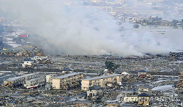 ▲ 2011년 3월 日도호쿠 대지진 이후의 피해 상황. 내진설계가 일상화되어 있는 일본이지만 진도 8 이상의 대지진에는 대부분의 건물이 속수무책으로 무너졌다. ⓒ연합뉴스. 무단전재 및 재배포 금지.