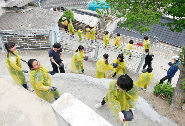 ▲ 안동시 송천초등학교 고사리 손들이 어려운 이웃을 돕기 위한 연탄을 배달하고 있다.ⓒ안동시 제공