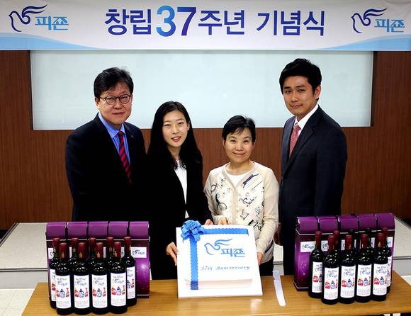 ▲ ⓒ피죤 창립 37주년 기념 행사에서 이주연 대표가 직원들과 포즈를 취하고 있다.