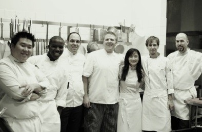 ▲ 이지연이 함께 일하는 요리사들과 포즈를 취하고 있다. @ 사진 출처 = 이지연 싸이월드 캡처