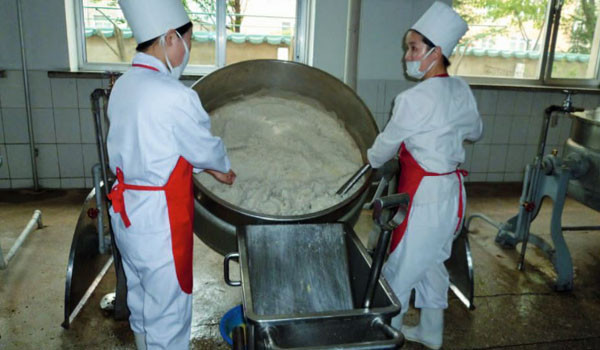북한의 한 영양과자 공장. 이곳에서 만드는 영양식 재료는 모두 국제사회의 지원으로 얻은 것이다. ⓒ北선전매체 캡쳐