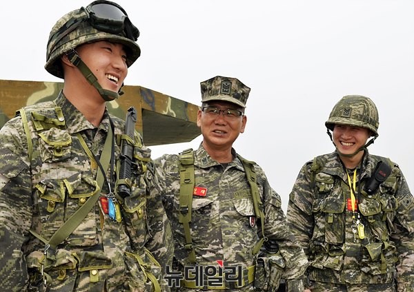 ▲ 김현채 원사(가운데)가 강화도 볼음도 숙영지를 방문해 장병들과 환하게 웃음짓고 있다. ⓒ 해병대 제공